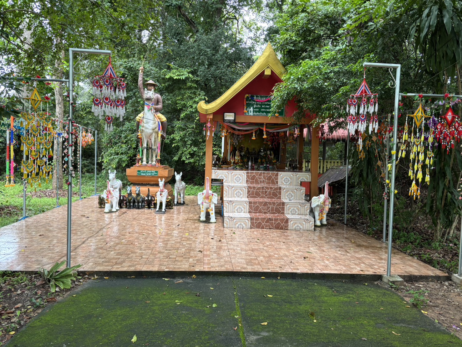 ดอนปู่ตาบ้านกอก